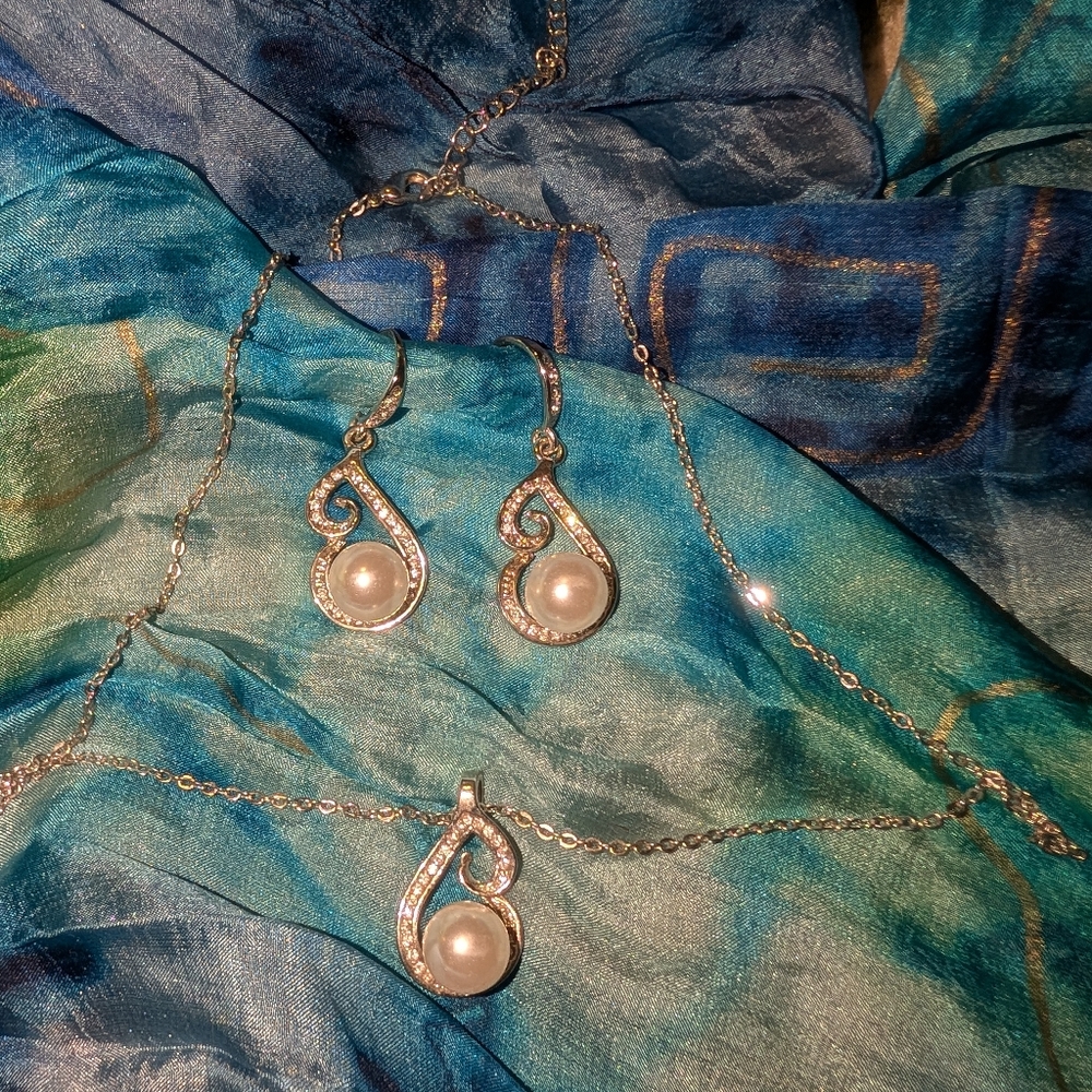 Elegant Silver Pearl Jewelry Set